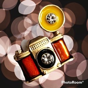 Vintage Enamel inlaid rhinestone camera 📷 brooch.